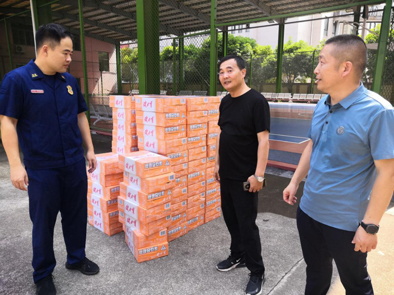 浦江農(nóng)批市場(chǎng)聯(lián)合當(dāng)?shù)毓╀N(xiāo)社開(kāi)展&ldquo;八一&rdquo;慰問(wèn)活動(dòng)