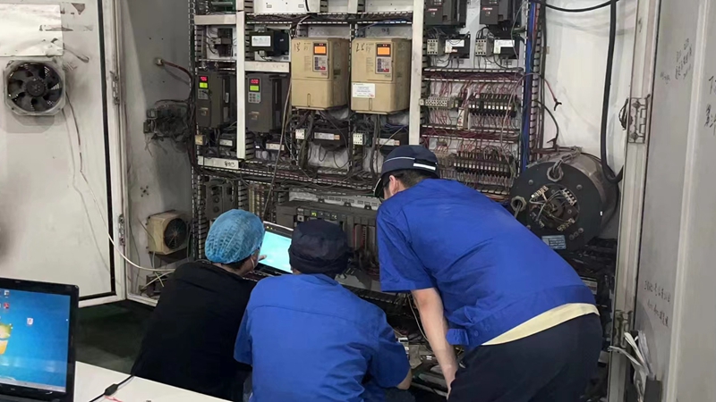 爭分奪秒攻難題 上下齊心保運轉(zhuǎn)&mdash;&mdash;記新光公司包材事業(yè)部巴頓機(jī)搶修